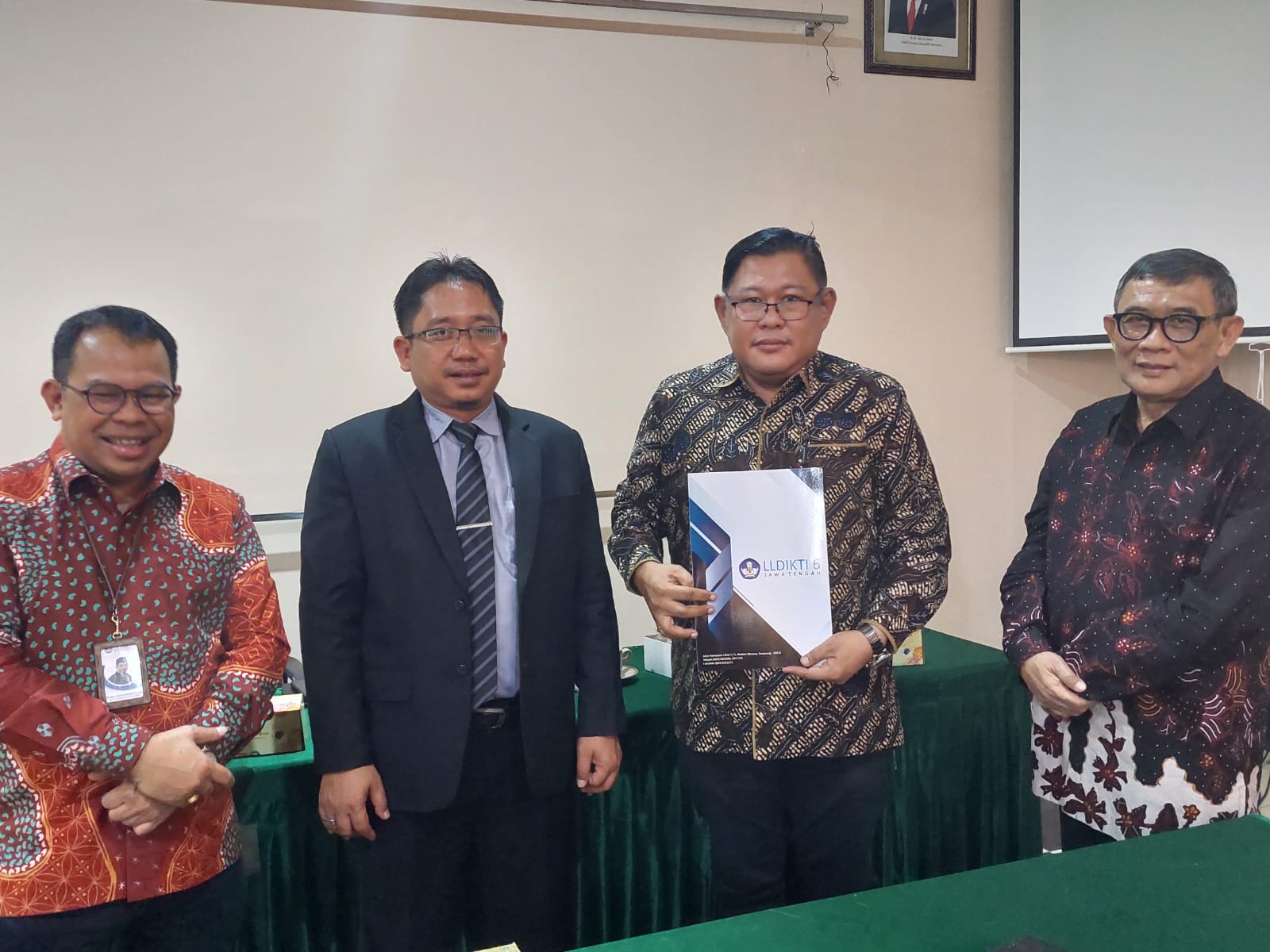 Dosen Pendidikan IPA FKIP UPS Terima SK Guru Besar dari Kepala LLDIKTI VI